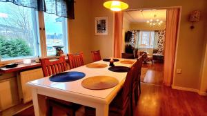 TullingeVilla Tullinge - for work or vacation的一间带桌椅的用餐室和一间厨房