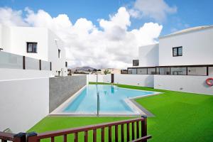 亚伊萨Casa El Molino的一座带游泳池的房子的图象