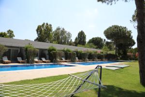 迪迪姆瓦诺萨海滩度假村&Spa - 全包的庭院内带吊床的游泳池