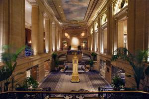 芝加哥芝加哥希尔顿酒店的大楼里一个空的大厅,有楼梯