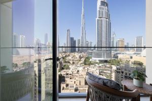 迪拜Stunning Burj Royale Residence Downtown Dubai - Burj Khalifa的客房可从窗户欣赏到城市美景