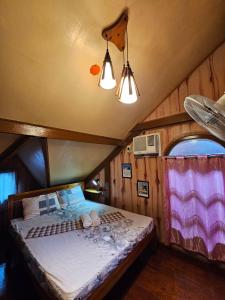 圣维森特费兰科旅者宾馆的一间小房子里的卧室