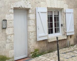 布鲁瓦Blois City - Le Petit Saint Jean的一座带两扇窗户和一扇门的建筑