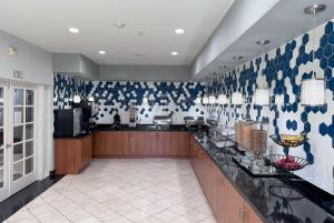 图莱里图莱利拉金塔旅馆及套房酒店的一间拥有蓝色和白色图案墙壁的大厨房