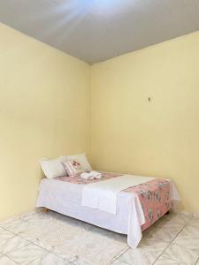 巴雷里尼亚斯Aconchego da Vó的卧室配有一张床
