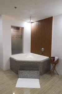马尼拉OYO 1030 Ai Hotel的一间带浴缸的浴室