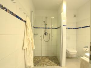 奥斯特巴德里克Strandvilla Luv Lee Miramar的带淋浴和卫生间的浴室