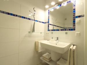 奥斯特巴德里克Strandvilla Luv Lee Miramar的白色的浴室设有水槽和镜子