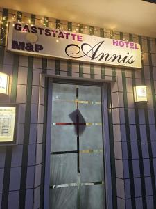 多特蒙德Hotel Annis M&P的酒店前门的十字架