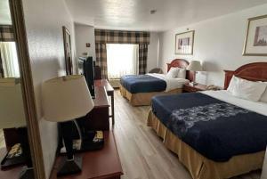 伊格尔Wingate by Wyndham Eagle Vail Valley的酒店客房,设有两张床和镜子