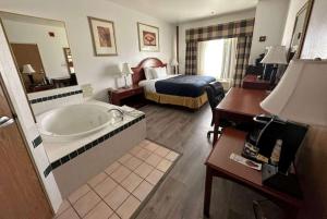 伊格尔Wingate by Wyndham Eagle Vail Valley的酒店客房配有一张床和浴缸。