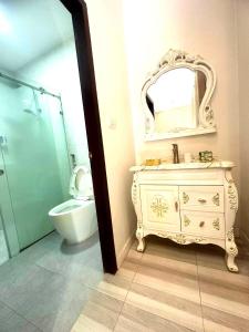 琅勃拉邦Luangprabang Villa bouathong Hotel的一间带水槽、卫生间和镜子的浴室