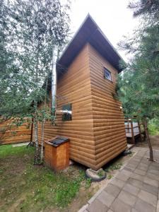 维尔纽斯Pasakų pirtelė的一座带木墙的小房子