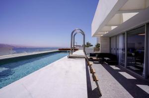 埃拉特YalaRent Mountainside Luxury apartments with Private Pool的房屋一侧的游泳池