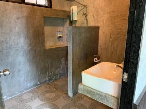 班帕那普兰Chill Villa的浴室配有盥洗盆和浴缸。