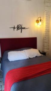 波萨达斯Casa confortable con pileta para 2 personas - Rincón Posadas的一间卧室配有一张红色床头板的床