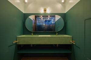 大阪Konjaku-So Tengachaya Tea and Relax的一间带水槽和镜子的浴室