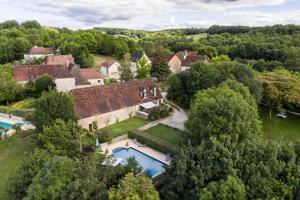 Le ViganLe Vallonnet Gîte classé 5 étoiles的享有带游泳池的房屋的空中景致