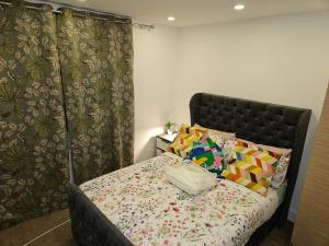 伦敦London Glamour Apartments的一间卧室配有一张带鲜花毯子的床