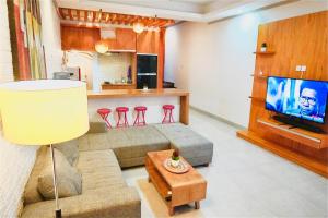 库塔Private 3- bedroom Villa with pool.的带沙发和电视的客厅以及厨房。