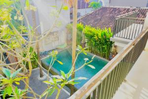 库塔Private 3- bedroom Villa with pool.的植物丛中游泳池的顶部景色