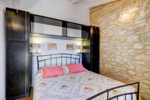 法扎纳Apartment Etta的一间卧室设有一张床和石墙