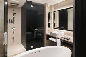 迪拜迪拜喜来登大酒店的带浴缸、水槽和淋浴的浴室
