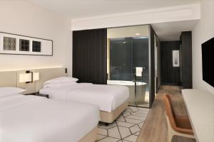 迪拜迪拜喜来登大酒店的酒店客房带两张床和一间浴室