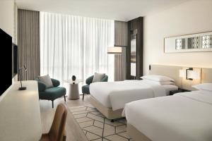 迪拜迪拜喜来登大酒店的酒店客房,设有两张床和一张沙发
