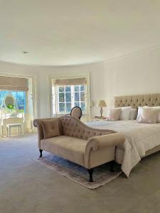 BuckinghamshireDenham Mount的一间大卧室,配有一张床和一张沙发
