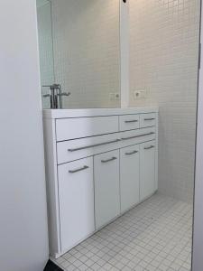 费尔德基希Motel by Maier Feldkirch - kontaktloser Check-in的白色的浴室设有水槽和镜子