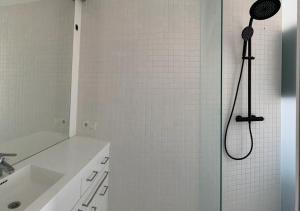 费尔德基希Motel by Maier Feldkirch - kontaktloser Check-in的带淋浴喷头的浴室