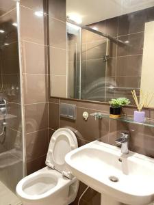 马尼拉The Serene Escape Rockwell Makati City View 1BR的浴室配有白色卫生间和盥洗盆。