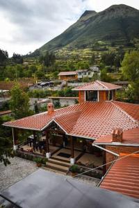 奥塔瓦洛Cabaña Don Pacho的山地房屋的顶部景观
