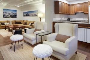 巴奎伊拉-贝莱特Val de Ruda Luxe 5 by FeelFree Rentals的一间带白色椅子的客厅和厨房