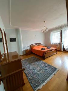 瓦尔迪耶里La Caso et Pierò的一间卧室配有橙色的床和地毯