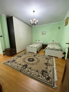 瓦尔迪耶里La Caso et Pierò的卧室配有两张床,地板上铺有地毯。