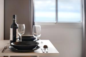 特格斯特Casa Lomo el Aire Sterlizia的一张桌子,上面放着一瓶葡萄酒和两杯酒杯