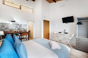 特格斯特Casa Lomo el Aire Sterlizia的一间卧室配有一张带蓝色枕头的大床
