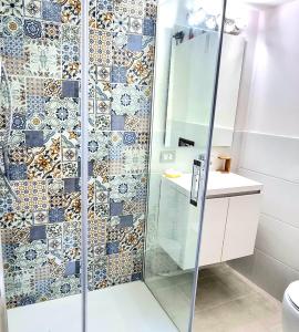 锡拉库扎特雷阿尔奇旅馆的带淋浴、卫生间和盥洗盆的浴室