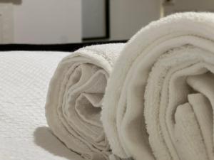 卢顿Visit Luton With This 2 BR Rental - Sleeps 6的床上的一大堆白色毛巾