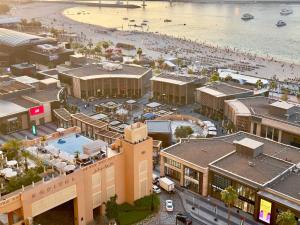 迪拜AR Holiday Home JBR 2的享有城市的空中景色,拥有海滩和建筑