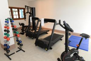多明戈斯马丁斯Vista Azul Apart Hotel - Vista Pinheiros的健身房设有数台跑步机和健身自行车