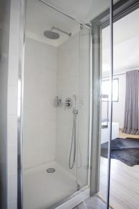 阿尔勒阿尔勒隐居公寓 - 体育场中心的浴室里设有玻璃门淋浴