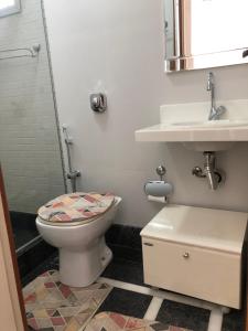 瓜拉派瑞gaivotas com ar condicionado的一间带卫生间和水槽的浴室