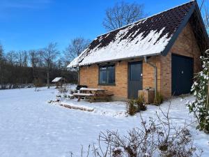 霍尔拜克Cottage with Seaview的小木屋,雪地里设有野餐桌