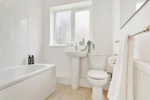 伦敦Wembley Hububb Stay的白色的浴室设有卫生间和水槽。