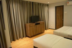 梳邦再也阁酒店的酒店客房设有两张床和一台平面电视。