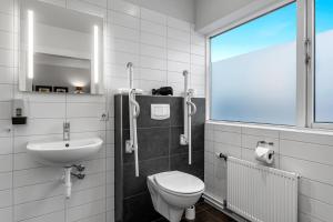 哈纳弗约德尔维里尔酒店的一间带卫生间、水槽和窗户的浴室