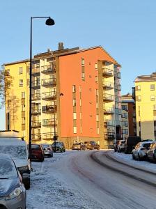 SipooTasokas 2 h + k + s Söderkullassa - huikeat näköalat的一条在大楼前停放汽车的街道